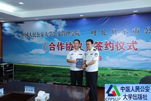 按住Ctrl键+鼠标滚轮缩放