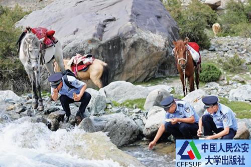 按住Ctrl键+鼠标滚轮缩放