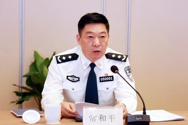 按住Ctrl键+鼠标滚轮缩放