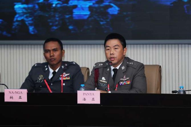 泰国皇家警察特警部队的潘亚中校(右)和纳亚少尉