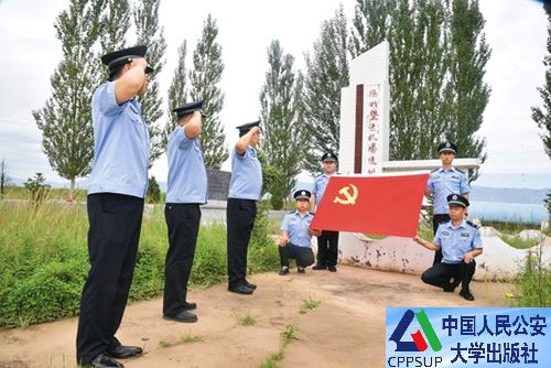 按住Ctrl键+鼠标滚轮缩放