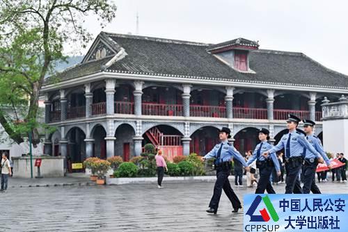 按住Ctrl键+鼠标滚轮缩放