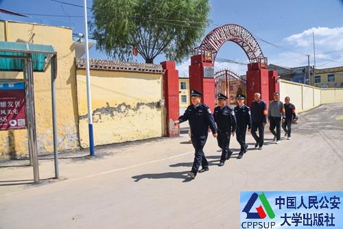 按住Ctrl键+鼠标滚轮缩放