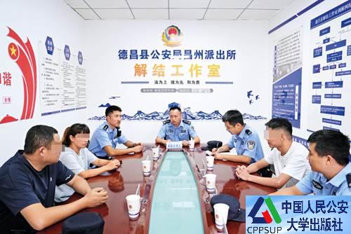 按住Ctrl键+鼠标滚轮缩放