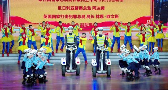 按住Ctrl键+鼠标滚轮缩放