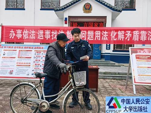 按住Ctrl键+鼠标滚轮缩放