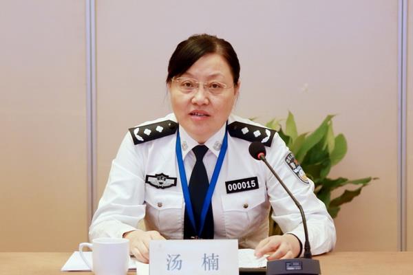按住Ctrl键+鼠标滚轮缩放
