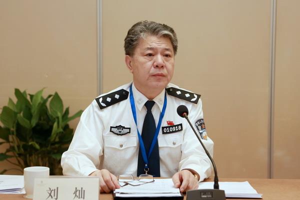 按住Ctrl键+鼠标滚轮缩放