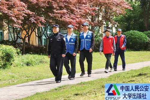 按住Ctrl键+鼠标滚轮缩放