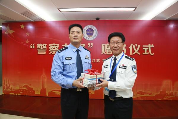 按住Ctrl键+鼠标滚轮缩放